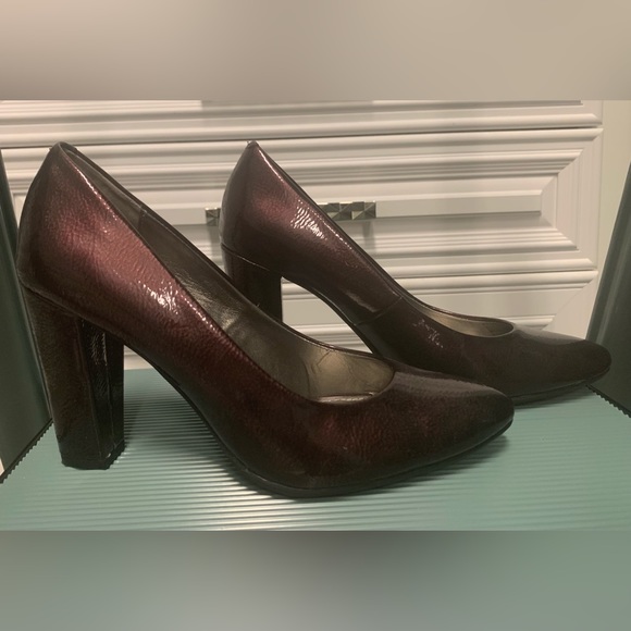 Pretty wine color heels by Bandolino. Size 6.5 - Picture 6 of 7
